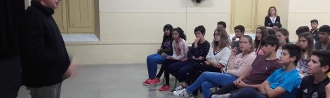 Visita del dramaturg israelí Roy Horovitz a l'escola per fer una activitat sobre teatre i religió amb els alumnes de 3r d'ESO en anglès.