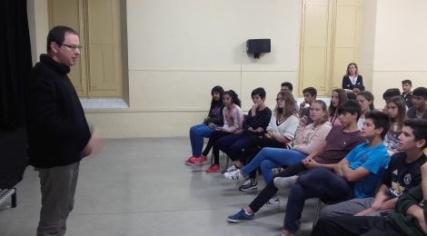 Visita del dramaturg israelí Roy Horovitz a l'escola per fer una activitat sobre teatre i religió amb els alumnes de 3r d'ESO en anglès.