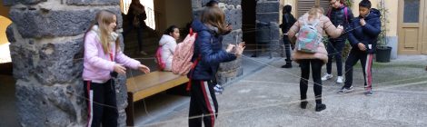 L'alumnat de sisè participa en una acció artística col·lectiva amb un artista de Bagdad