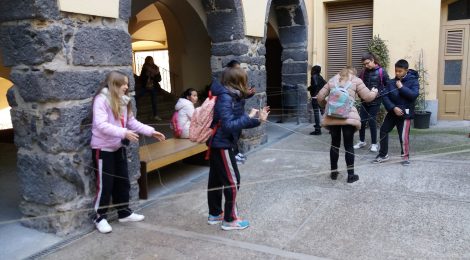 L'alumnat de sisè participa en una acció artística col·lectiva amb un artista de Bagdad