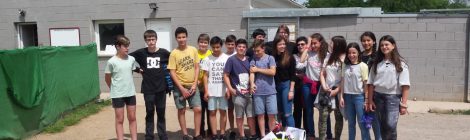 Els alumnes de 2n d'ESO tanquem el nostre projecte solidari regalant un somriure més!