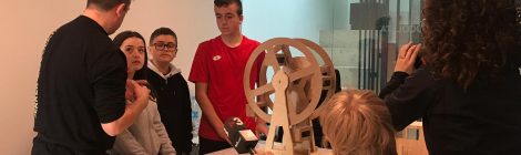 La tecnologia de 2n d'ESO per confeccionar una mona gegant.